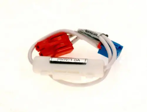 Bosch Anschlusskabel mit zwei roten und einem blauen Stecker sowie einem weißen Verbindungsstück. Auf der Seite ist eine Beschriftung mit „250V/1.0A“ zu erkennen.